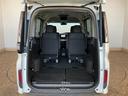 3列目シート座面を両方跳ね上げた状態です。背の高い荷物も気軽に積み込む事ができますよ。工夫次第でいろいろ便利に使えます。