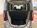テールゲートを開ければ広いラゲッジスペースが姿を現します。人とモノが快適に移動できる空間って特別ですよね。ドライブがもっと楽しくなります。洗車用品などの小物を入れるスペースもございます。