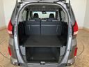 テールゲートを開ければ広いラゲッジスペースが姿を現します。人とモノが快適に移動できる空間って特別ですよね。ドライブがもっと楽しくなります。洗車用品などの小物を入れるスペースもございます。