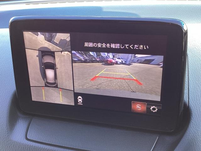 車両の前後左右に備えた計４つのカメラを活用し車両を上方から見たトップビューでマツダならではの人間中心の設計思想に基づき遠近感や距離感をつかみやすい自然な映像を目指しました。