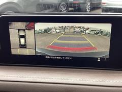 ３６０度ビューモニターフロントパーキングセンサーを装備。車両の前後左右に備えた４つのカメラを活用し、車両を上から俯瞰したような映像を表示し駐車やすれ違いなどでの運転をサポートします。 4