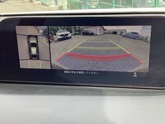 ３６０°ビューモニター＆フロントパーキングセンサーを装備。車両の前後左右に備えた４つのカメラを活用し、車両を上から俯瞰したような映像を表示し駐車やすれ違いなどでの運転をサポートします。 4