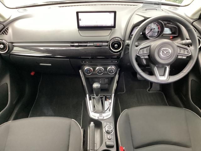 MAZDA2 15BD マツダコネクトパッケージ(車載通信機搭載360°セーフティパッケージ&地上デジタルTV))8.8インチディスプレイ マツダレーダークルーズ(全車速対応) スーパーUVカットフロントガラス 前後ソナー(2枚目)