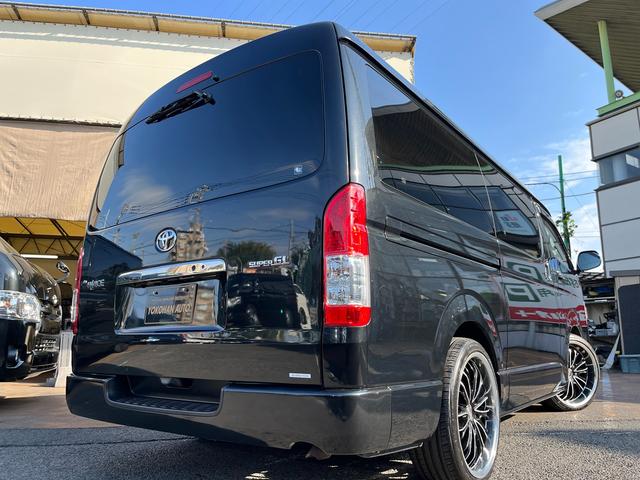 ハイエースバン スーパーGL ダークプライムII 5型ディーゼル グラインドタトゥー施工 ローダウン 20インチアルミホイール 社外ナビ ETC モデリスタスポイラー 電動スライドドア Rフィルム LED室内灯 トヨタセーフティセンス スマートキー(5枚目)