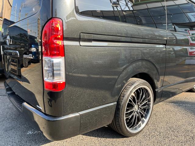 ハイエースバン スーパーGL ダークプライムII 5型ディーゼル グラインドタトゥー施工 ローダウン 20インチアルミホイール 社外ナビ ETC モデリスタスポイラー 電動スライドドア Rフィルム LED室内灯 トヨタセーフティセンス スマートキー(52枚目)