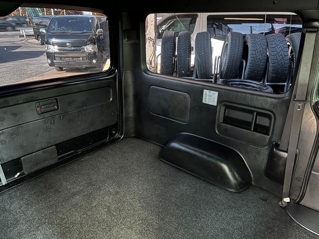 ハイエースバン スーパーGL ダークプライムII 5型ディーゼル グラインドタトゥー施工 ローダウン 20インチアルミホイール 社外ナビ ETC モデリスタスポイラー 電動スライドドア Rフィルム LED室内灯 トヨタセーフティセンス スマートキー(60枚目)