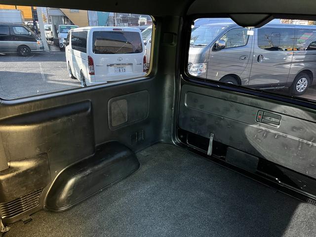 ハイエースバン スーパーGL ダークプライムII 5型ディーゼル グラインドタトゥー施工 ローダウン 20インチアルミホイール 社外ナビ ETC モデリスタスポイラー 電動スライドドア Rフィルム LED室内灯 トヨタセーフティセンス スマートキー(67枚目)