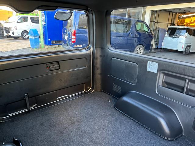 ハイエースバン スーパーGL ダークプライムII 6型 2.8ディーゼル ワンオーナー禁煙車 純正ナビ TRD15インチアルミホイール TRDバンパーガード 電動スライドドア プライバシーガラス トヨタセーフティセンス バックカメラ ETC2.0(62枚目)