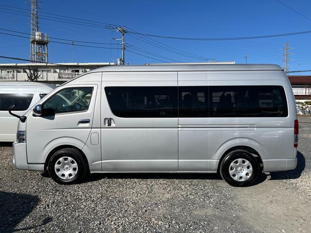ハイエースワゴン グランドキャビン　５型　レンタカーアップ　禁煙車　電動スライドドア　ＬＥＤヘッドライト　法人モデルナビ　ＥＴＣ　バックカメラ　プライバシーガラス　Ｗエアコン　Ｗエアバッグ　トヨタセーフティセンス（6枚目）