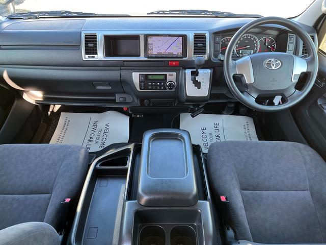 ハイエースワゴン グランドキャビン　５型　レンタカーアップ　禁煙車　電動スライドドア　ＬＥＤヘッドライト　法人モデルナビ　ＥＴＣ　バックカメラ　プライバシーガラス　Ｗエアコン　Ｗエアバッグ　トヨタセーフティセンス（7枚目）