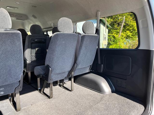 ハイエースワゴン グランドキャビン　５型　レンタカーアップ　禁煙車　電動スライドドア　ＬＥＤヘッドライト　法人モデルナビ　ＥＴＣ　バックカメラ　プライバシーガラス　Ｗエアコン　Ｗエアバッグ　トヨタセーフティセンス（70枚目）