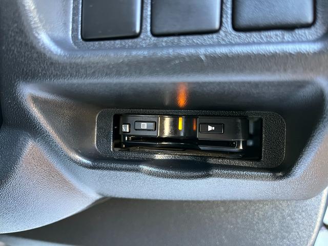 ハイエースワゴン ＧＬ　５型　ワンオーナー　社外ナビＴＶ　電動スライドドア　フローリング加工　ローダウン　４列目ベッドキット　モデリスタエアロ　シートカバー　リアフィルム　後席モニター　バックカメラ　ＥＴＣ（28枚目）