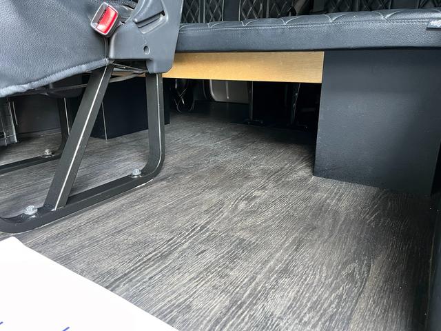 ハイエースワゴン ＧＬ　５型　ワンオーナー　社外ナビＴＶ　電動スライドドア　フローリング加工　ローダウン　４列目ベッドキット　モデリスタエアロ　シートカバー　リアフィルム　後席モニター　バックカメラ　ＥＴＣ（63枚目）