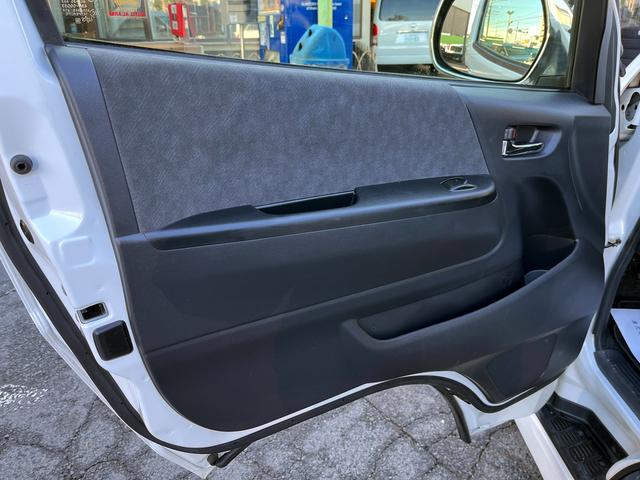 ハイエースワゴン ＧＬ　５型　ワンオーナー　社外ナビＴＶ　電動スライドドア　フローリング加工　ローダウン　４列目ベッドキット　モデリスタエアロ　シートカバー　リアフィルム　後席モニター　バックカメラ　ＥＴＣ（77枚目）
