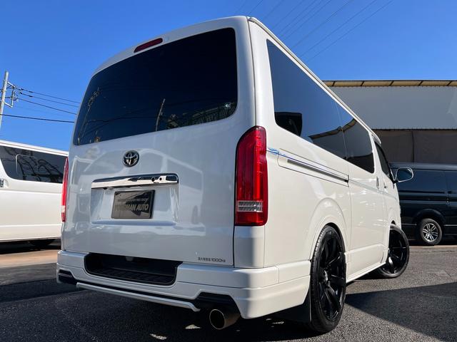ハイエースバン スーパーＧＬ　ダークプライム　４型ローダウンカスタム　バッドフェイス　ＴＲＤグリル　２０インチアルミホイール　ＬＥＤライト＆フォグ　２インチダウン　スライドセカンドシート　フローリングパネル　荷室フィルム　スロコン　社外ナビ（5枚目）