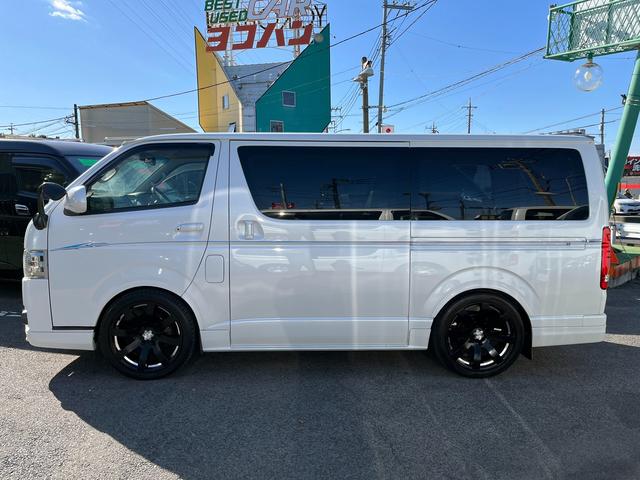 ハイエースバン スーパーＧＬ　ダークプライム　４型ローダウンカスタム　バッドフェイス　ＴＲＤグリル　２０インチアルミホイール　ＬＥＤライト＆フォグ　２インチダウン　スライドセカンドシート　フローリングパネル　荷室フィルム　スロコン　社外ナビ（6枚目）