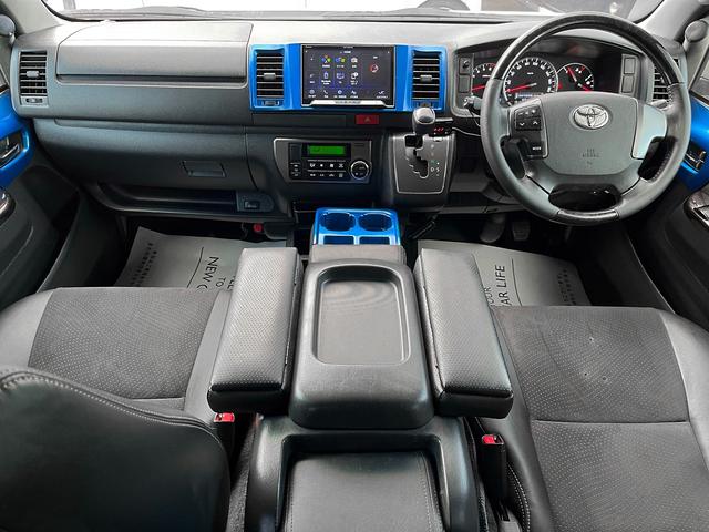 ハイエースバン スーパーＧＬ　ダークプライム　４型ローダウンカスタム　バッドフェイス　ＴＲＤグリル　２０インチアルミホイール　ＬＥＤライト＆フォグ　２インチダウン　スライドセカンドシート　フローリングパネル　荷室フィルム　スロコン　社外ナビ（7枚目）
