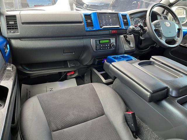 ハイエースバン スーパーＧＬ　ダークプライム　４型ローダウンカスタム　バッドフェイス　ＴＲＤグリル　２０インチアルミホイール　ＬＥＤライト＆フォグ　２インチダウン　スライドセカンドシート　フローリングパネル　荷室フィルム　スロコン　社外ナビ（8枚目）