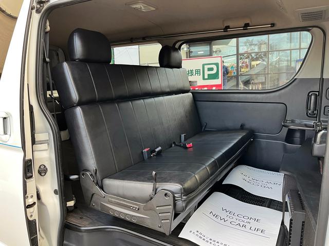 ハイエースバン スーパーＧＬ　ダークプライム　４型ローダウンカスタム　バッドフェイス　ＴＲＤグリル　２０インチアルミホイール　ＬＥＤライト＆フォグ　２インチダウン　スライドセカンドシート　フローリングパネル　荷室フィルム　スロコン　社外ナビ（9枚目）