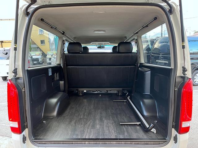 ハイエースバン スーパーＧＬ　ダークプライム　４型ローダウンカスタム　バッドフェイス　ＴＲＤグリル　２０インチアルミホイール　ＬＥＤライト＆フォグ　２インチダウン　スライドセカンドシート　フローリングパネル　荷室フィルム　スロコン　社外ナビ（10枚目）