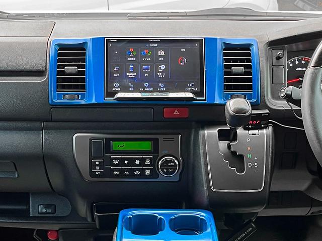 ハイエースバン スーパーＧＬ　ダークプライム　４型ローダウンカスタム　バッドフェイス　ＴＲＤグリル　２０インチアルミホイール　ＬＥＤライト＆フォグ　２インチダウン　スライドセカンドシート　フローリングパネル　荷室フィルム　スロコン　社外ナビ（11枚目）