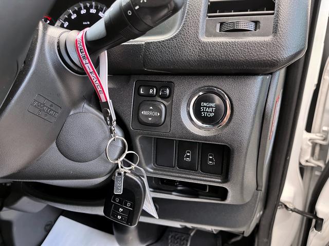ハイエースバン スーパーＧＬ　ダークプライム　４型ローダウンカスタム　バッドフェイス　ＴＲＤグリル　２０インチアルミホイール　ＬＥＤライト＆フォグ　２インチダウン　スライドセカンドシート　フローリングパネル　荷室フィルム　スロコン　社外ナビ（12枚目）