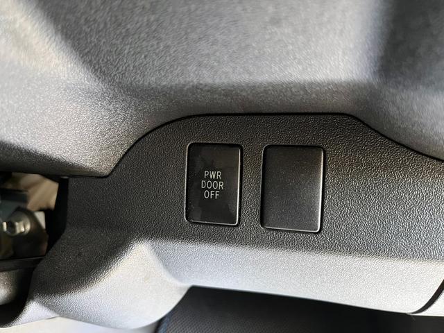 ハイエースバン スーパーＧＬ　ダークプライム　４型ローダウンカスタム　バッドフェイス　ＴＲＤグリル　２０インチアルミホイール　ＬＥＤライト＆フォグ　２インチダウン　スライドセカンドシート　フローリングパネル　荷室フィルム　スロコン　社外ナビ（14枚目）