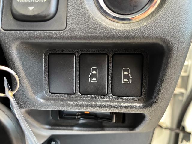 ハイエースバン スーパーＧＬ　ダークプライム　４型ローダウンカスタム　バッドフェイス　ＴＲＤグリル　２０インチアルミホイール　ＬＥＤライト＆フォグ　２インチダウン　スライドセカンドシート　フローリングパネル　荷室フィルム　スロコン　社外ナビ（15枚目）