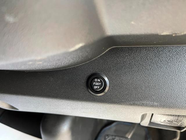 ハイエースバン スーパーＧＬ　ダークプライム　４型ローダウンカスタム　バッドフェイス　ＴＲＤグリル　２０インチアルミホイール　ＬＥＤライト＆フォグ　２インチダウン　スライドセカンドシート　フローリングパネル　荷室フィルム　スロコン　社外ナビ（16枚目）