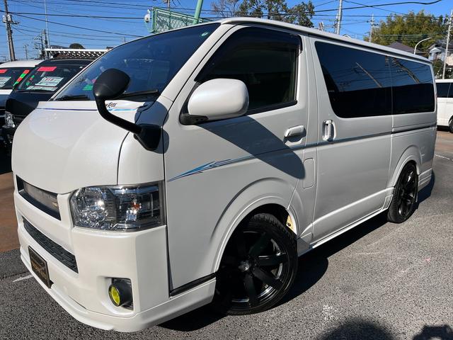 ハイエースバン スーパーＧＬ　ダークプライム　４型ローダウンカスタム　バッドフェイス　ＴＲＤグリル　２０インチアルミホイール　ＬＥＤライト＆フォグ　２インチダウン　スライドセカンドシート　フローリングパネル　荷室フィルム　スロコン　社外ナビ（18枚目）