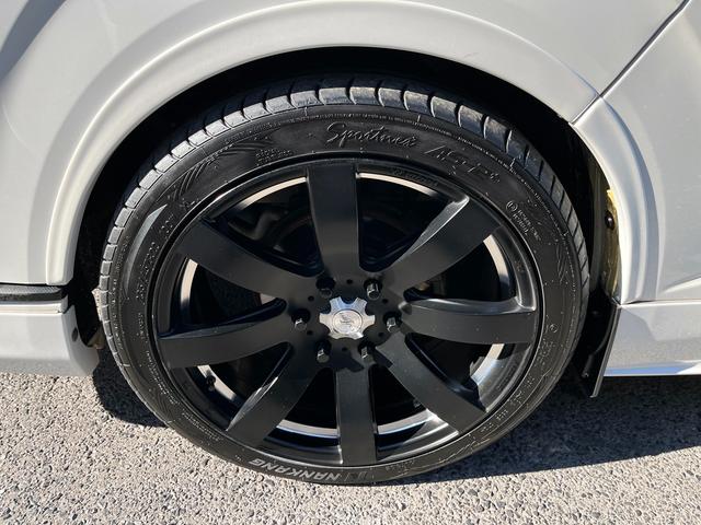 ハイエースバン スーパーＧＬ　ダークプライム　４型ローダウンカスタム　バッドフェイス　ＴＲＤグリル　２０インチアルミホイール　ＬＥＤライト＆フォグ　２インチダウン　スライドセカンドシート　フローリングパネル　荷室フィルム　スロコン　社外ナビ（20枚目）