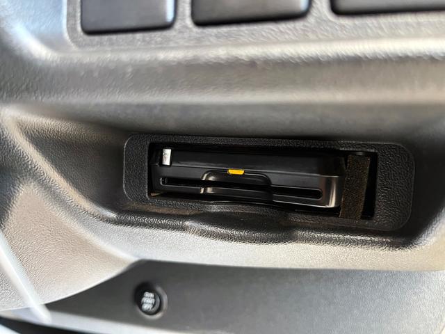 ハイエースバン スーパーＧＬ　ダークプライム　４型ローダウンカスタム　バッドフェイス　ＴＲＤグリル　２０インチアルミホイール　ＬＥＤライト＆フォグ　２インチダウン　スライドセカンドシート　フローリングパネル　荷室フィルム　スロコン　社外ナビ（21枚目）