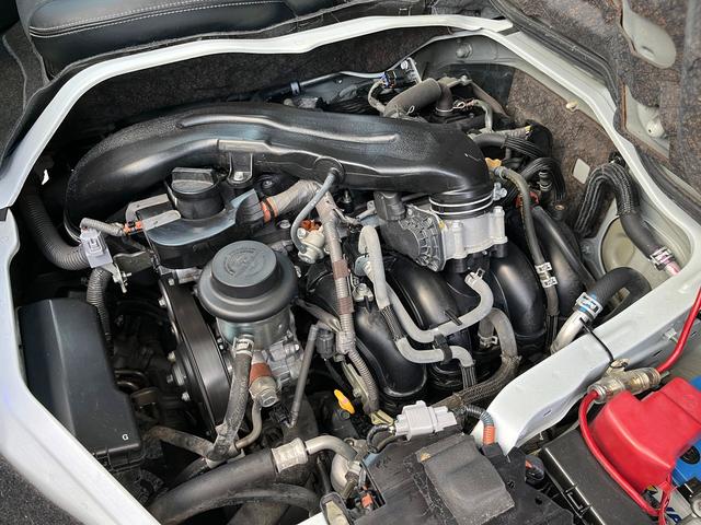 ハイエースバン スーパーＧＬ　ダークプライム　４型ローダウンカスタム　バッドフェイス　ＴＲＤグリル　２０インチアルミホイール　ＬＥＤライト＆フォグ　２インチダウン　スライドセカンドシート　フローリングパネル　荷室フィルム　スロコン　社外ナビ（29枚目）