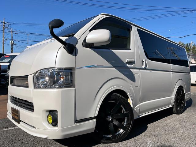 ハイエースバン スーパーＧＬ　ダークプライム　４型ローダウンカスタム　バッドフェイス　ＴＲＤグリル　２０インチアルミホイール　ＬＥＤライト＆フォグ　２インチダウン　スライドセカンドシート　フローリングパネル　荷室フィルム　スロコン　社外ナビ（30枚目）