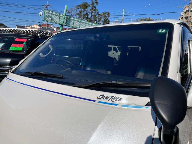 ハイエースバン スーパーＧＬ　ダークプライム　４型ローダウンカスタム　バッドフェイス　ＴＲＤグリル　２０インチアルミホイール　ＬＥＤライト＆フォグ　２インチダウン　スライドセカンドシート　フローリングパネル　荷室フィルム　スロコン　社外ナビ（32枚目）