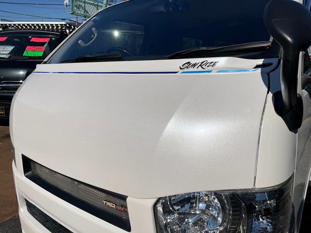 ハイエースバン スーパーＧＬ　ダークプライム　４型ローダウンカスタム　バッドフェイス　ＴＲＤグリル　２０インチアルミホイール　ＬＥＤライト＆フォグ　２インチダウン　スライドセカンドシート　フローリングパネル　荷室フィルム　スロコン　社外ナビ（33枚目）