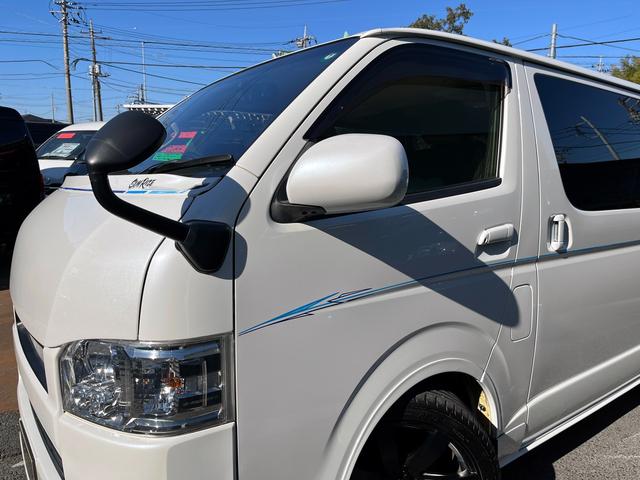 ハイエースバン スーパーＧＬ　ダークプライム　４型ローダウンカスタム　バッドフェイス　ＴＲＤグリル　２０インチアルミホイール　ＬＥＤライト＆フォグ　２インチダウン　スライドセカンドシート　フローリングパネル　荷室フィルム　スロコン　社外ナビ（40枚目）