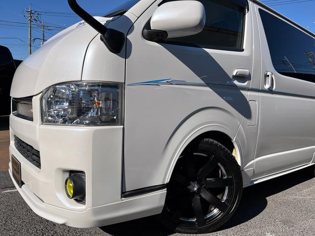 ハイエースバン スーパーＧＬ　ダークプライム　４型ローダウンカスタム　バッドフェイス　ＴＲＤグリル　２０インチアルミホイール　ＬＥＤライト＆フォグ　２インチダウン　スライドセカンドシート　フローリングパネル　荷室フィルム　スロコン　社外ナビ（41枚目）