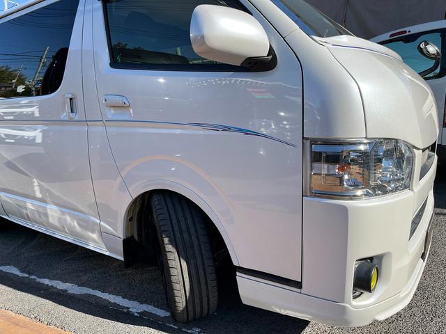 ハイエースバン スーパーＧＬ　ダークプライム　４型ローダウンカスタム　バッドフェイス　ＴＲＤグリル　２０インチアルミホイール　ＬＥＤライト＆フォグ　２インチダウン　スライドセカンドシート　フローリングパネル　荷室フィルム　スロコン　社外ナビ（43枚目）