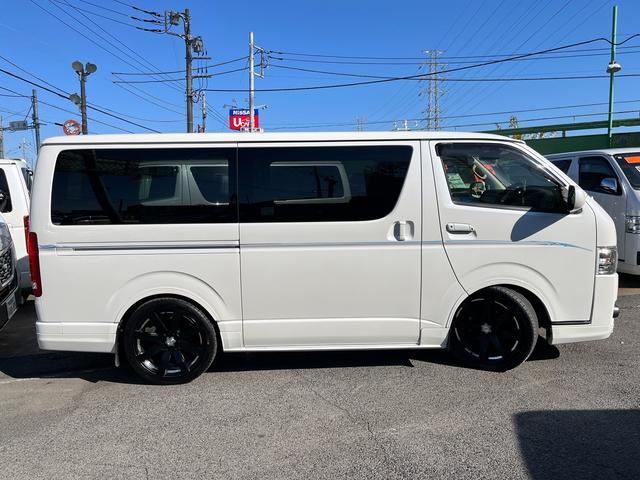 ハイエースバン スーパーＧＬ　ダークプライム　４型ローダウンカスタム　バッドフェイス　ＴＲＤグリル　２０インチアルミホイール　ＬＥＤライト＆フォグ　２インチダウン　スライドセカンドシート　フローリングパネル　荷室フィルム　スロコン　社外ナビ（44枚目）