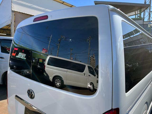 ハイエースバン スーパーＧＬ　ダークプライム　４型ローダウンカスタム　バッドフェイス　ＴＲＤグリル　２０インチアルミホイール　ＬＥＤライト＆フォグ　２インチダウン　スライドセカンドシート　フローリングパネル　荷室フィルム　スロコン　社外ナビ（46枚目）