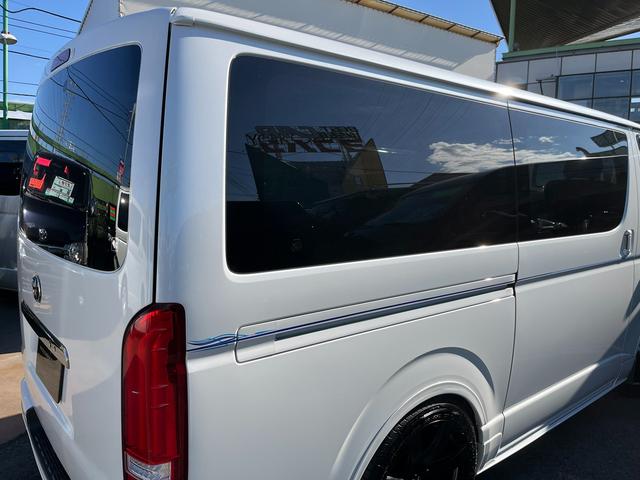 ハイエースバン スーパーＧＬ　ダークプライム　４型ローダウンカスタム　バッドフェイス　ＴＲＤグリル　２０インチアルミホイール　ＬＥＤライト＆フォグ　２インチダウン　スライドセカンドシート　フローリングパネル　荷室フィルム　スロコン　社外ナビ（51枚目）