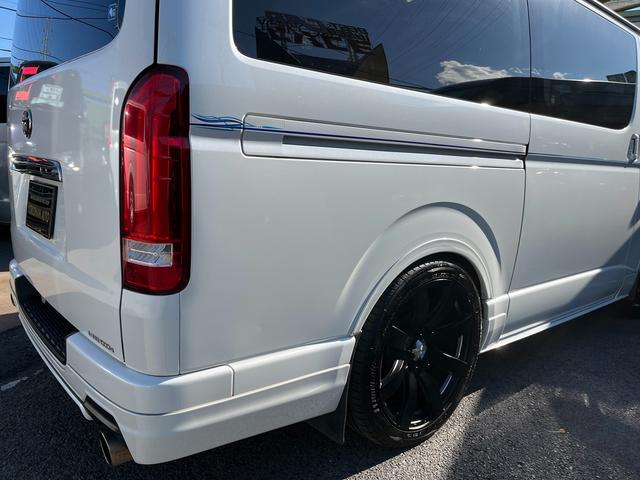 ハイエースバン スーパーＧＬ　ダークプライム　４型ローダウンカスタム　バッドフェイス　ＴＲＤグリル　２０インチアルミホイール　ＬＥＤライト＆フォグ　２インチダウン　スライドセカンドシート　フローリングパネル　荷室フィルム　スロコン　社外ナビ（52枚目）