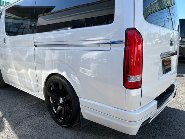 ハイエースバン スーパーＧＬ　ダークプライム　４型ローダウンカスタム　バッドフェイス　ＴＲＤグリル　２０インチアルミホイール　ＬＥＤライト＆フォグ　２インチダウン　スライドセカンドシート　フローリングパネル　荷室フィルム　スロコン　社外ナビ（54枚目）