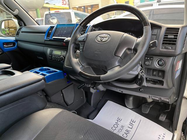 ハイエースバン スーパーＧＬ　ダークプライム　４型ローダウンカスタム　バッドフェイス　ＴＲＤグリル　２０インチアルミホイール　ＬＥＤライト＆フォグ　２インチダウン　スライドセカンドシート　フローリングパネル　荷室フィルム　スロコン　社外ナビ（56枚目）