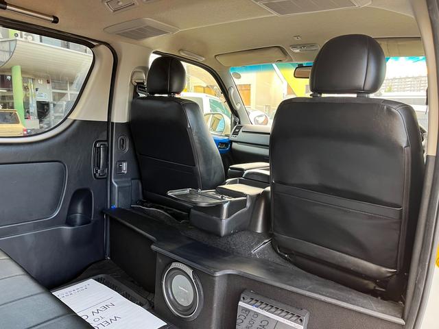 ハイエースバン スーパーＧＬ　ダークプライム　４型ローダウンカスタム　バッドフェイス　ＴＲＤグリル　２０インチアルミホイール　ＬＥＤライト＆フォグ　２インチダウン　スライドセカンドシート　フローリングパネル　荷室フィルム　スロコン　社外ナビ（62枚目）