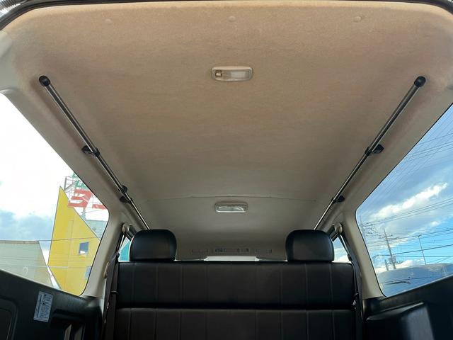 ハイエースバン スーパーＧＬ　ダークプライム　４型ローダウンカスタム　バッドフェイス　ＴＲＤグリル　２０インチアルミホイール　ＬＥＤライト＆フォグ　２インチダウン　スライドセカンドシート　フローリングパネル　荷室フィルム　スロコン　社外ナビ（64枚目）