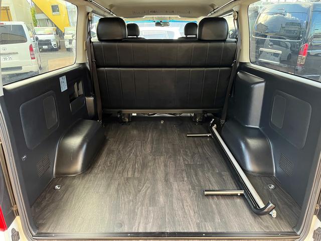 ハイエースバン スーパーＧＬ　ダークプライム　４型ローダウンカスタム　バッドフェイス　ＴＲＤグリル　２０インチアルミホイール　ＬＥＤライト＆フォグ　２インチダウン　スライドセカンドシート　フローリングパネル　荷室フィルム　スロコン　社外ナビ（65枚目）