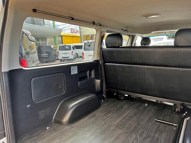 ハイエースバン スーパーＧＬ　ダークプライム　４型ローダウンカスタム　バッドフェイス　ＴＲＤグリル　２０インチアルミホイール　ＬＥＤライト＆フォグ　２インチダウン　スライドセカンドシート　フローリングパネル　荷室フィルム　スロコン　社外ナビ（66枚目）