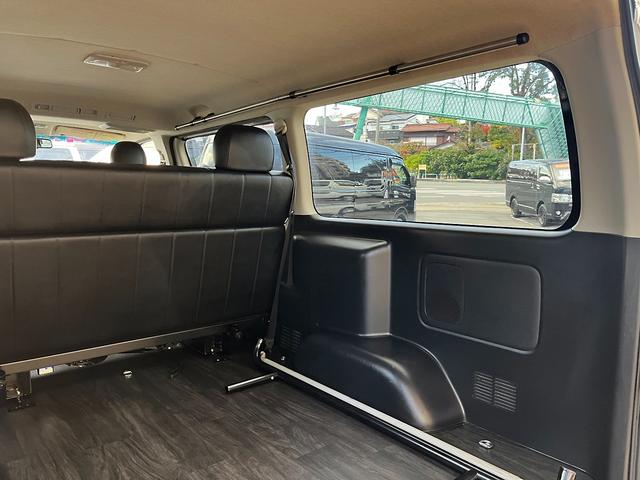 ハイエースバン スーパーＧＬ　ダークプライム　４型ローダウンカスタム　バッドフェイス　ＴＲＤグリル　２０インチアルミホイール　ＬＥＤライト＆フォグ　２インチダウン　スライドセカンドシート　フローリングパネル　荷室フィルム　スロコン　社外ナビ（67枚目）